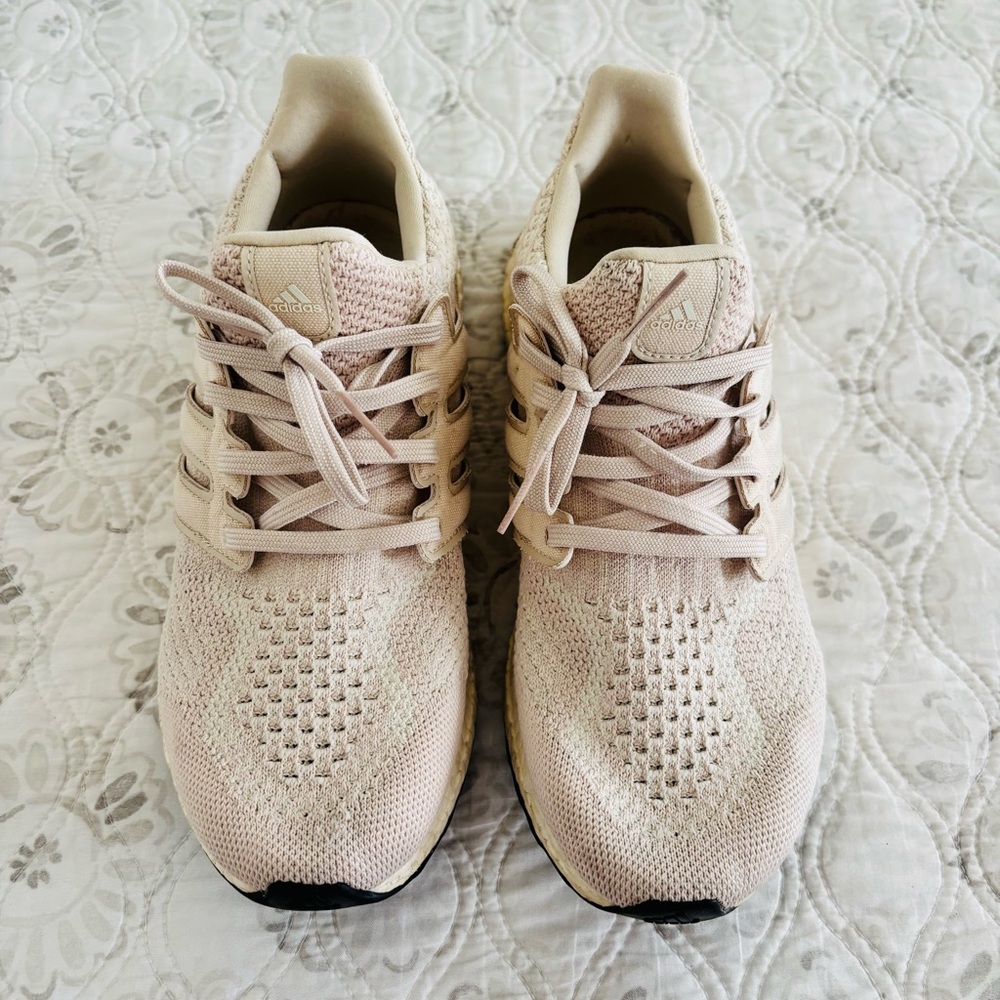 Adidas Ultra Boost 5.0 DNA
Halo Ivory (Women's)
